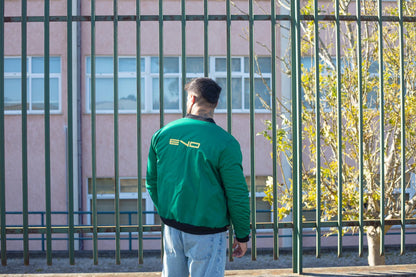 Bomber verde escuro com logotipo bordado em dourado