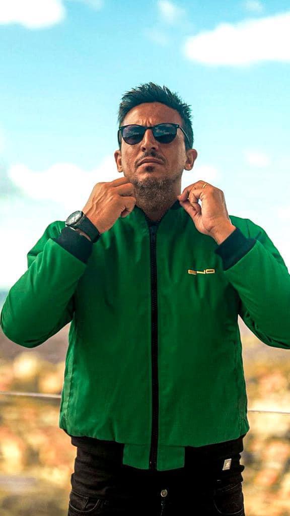 Bomber verde escuro com logotipo bordado em dourado