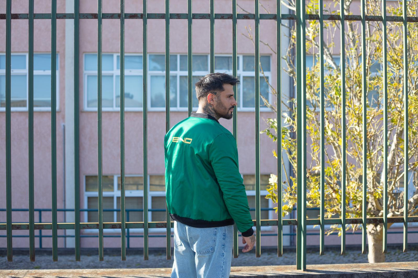 Bomber verde escuro com logotipo bordado em dourado