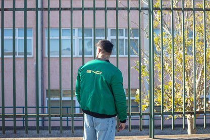 Bomber verde escuro com logotipo bordado em dourado