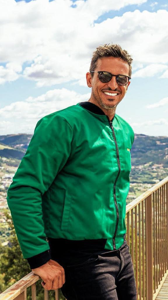 Bomber verde escuro com logotipo bordado em dourado