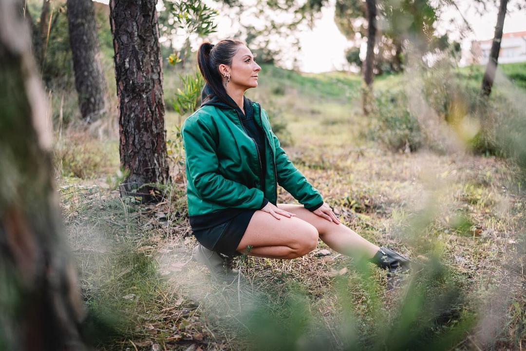 Bomber verde escuro com logotipo bordado em dourado woman